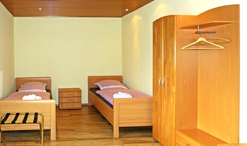 Messe-zimmer Tus-treff *